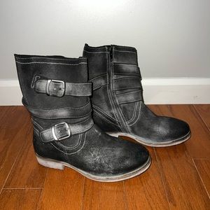 Black size 6 roan boots